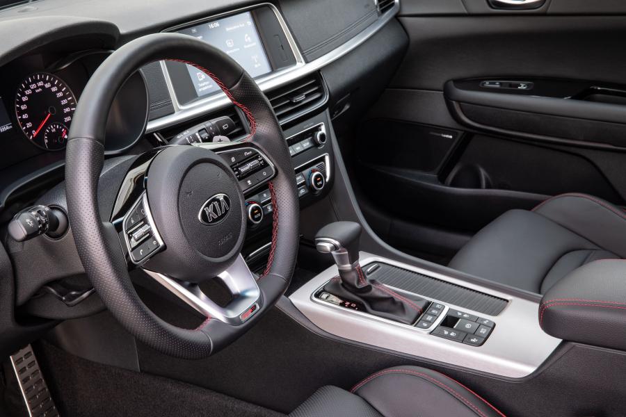 Интерьер Kia Optima Sportswagon GT Line (JF) 2018 года  (WW) (фото 18 из 44)